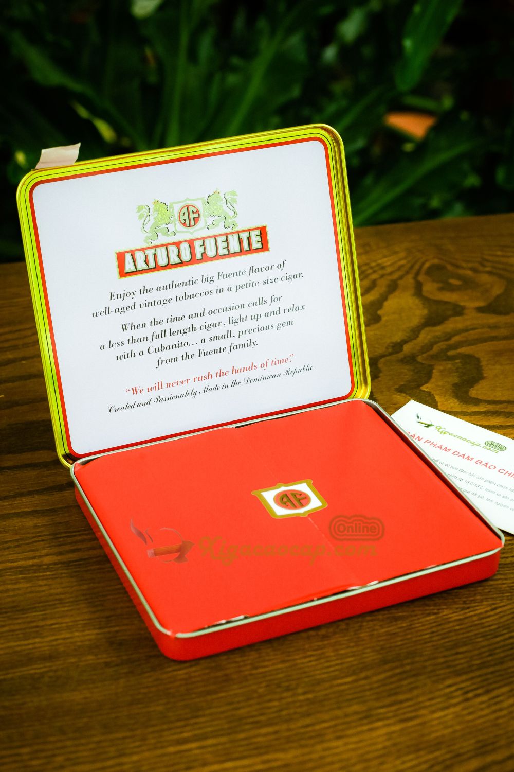 Mở hộp thuốc lá xì gà điếu nhỏ nhất của Arturo