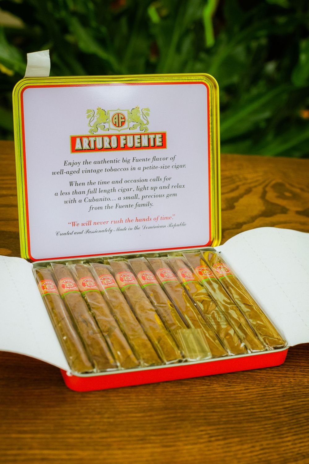 Hộp thiếc xì gà mini Arturo Fuente Cubanitos với 10 điếu